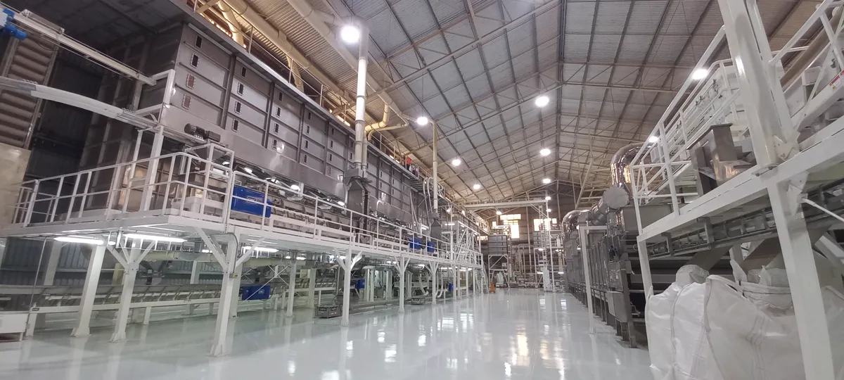Nave industrial iluminada