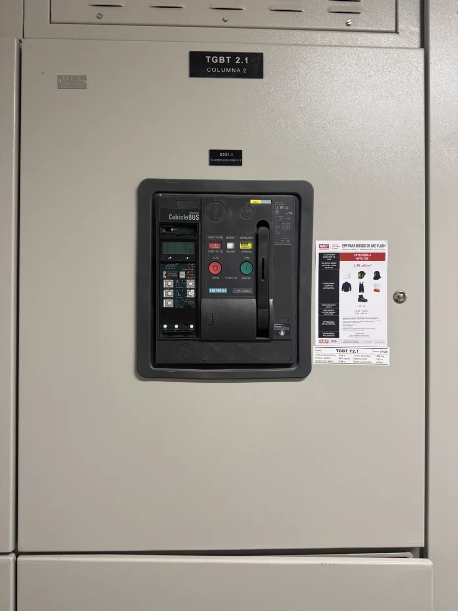 Tablero con señalización de riesgo de arco eléctrico